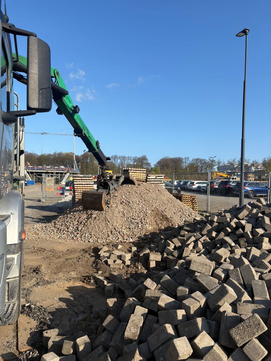 Vrachtwagenchauffeur knijperauto / kraanauto