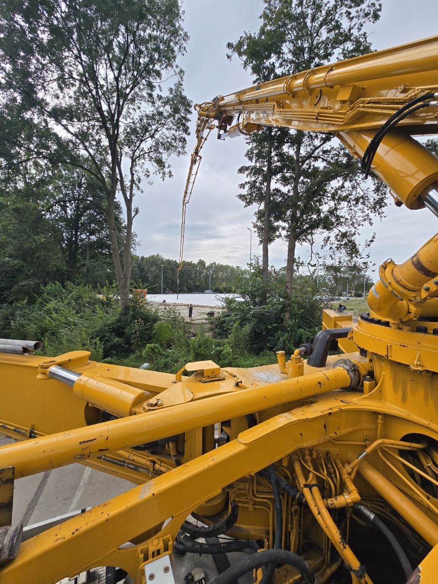 Vrachtwagenchauffeur betonmixer Diemen